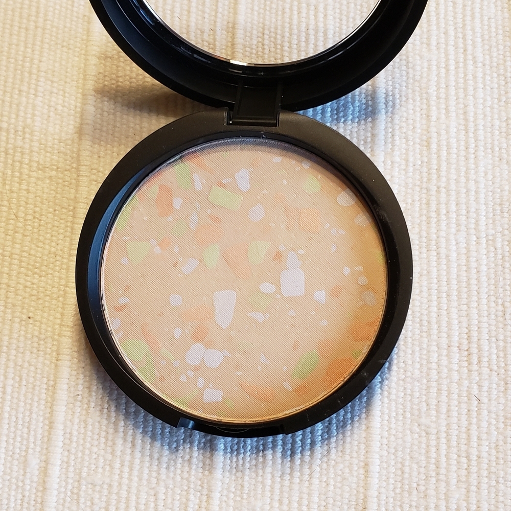 Laura Geller finishing powder